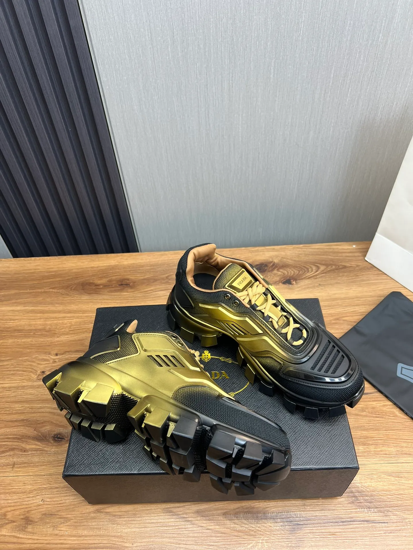 Men's shoes 💰680💰 [PRADA] Popular thick-soled shoes for couples 👩‍❤️‍👨 Available all year round ✔️Official website synchronization Original fly-woven film color change process + cowhide lining, 1⃣️ vs 1⃣️ replica, original original sole, 36-45 (45 is custom-made and cannot be returned or exchanged)